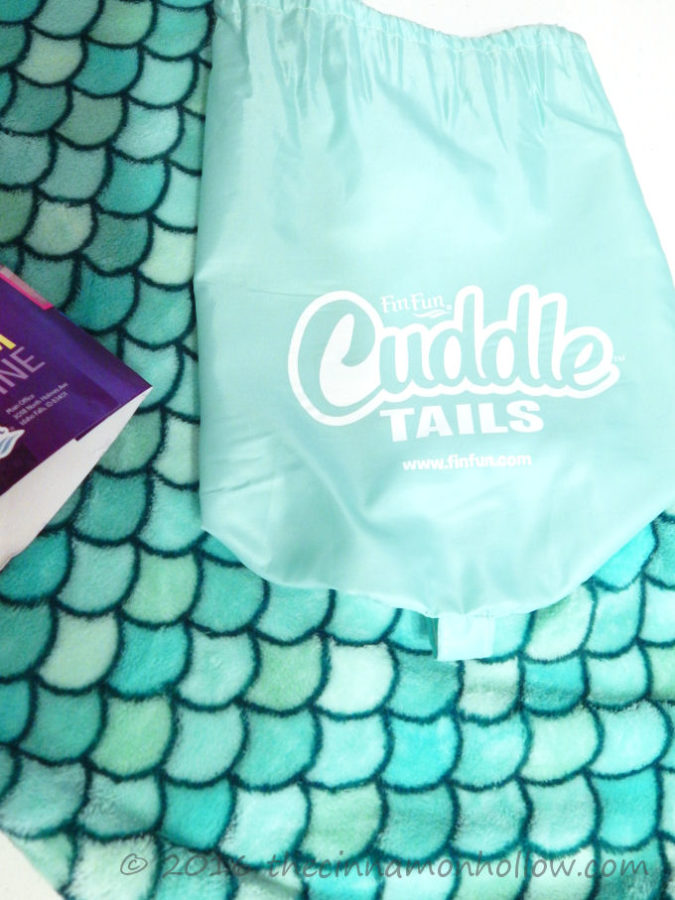 Gift Your Little Mermaids This Fun Mermaid Tail Blanket