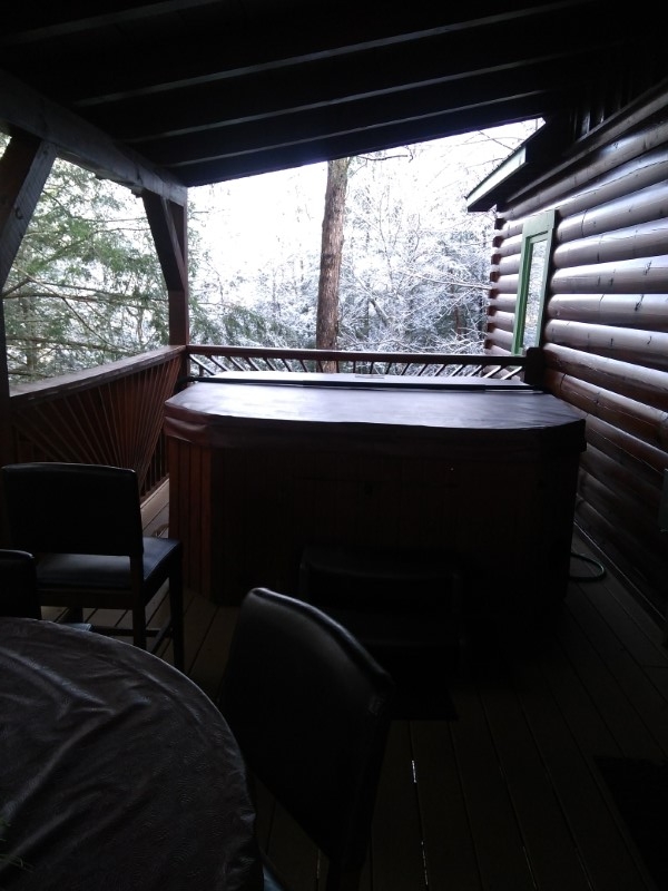 The Summit Cabin Hot Tub