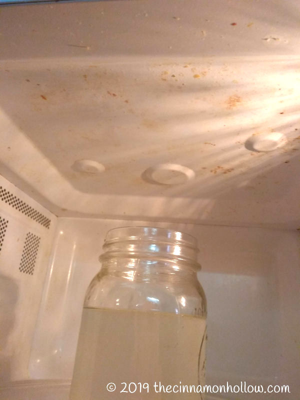 How to quickly clean your microwave with white vinegar