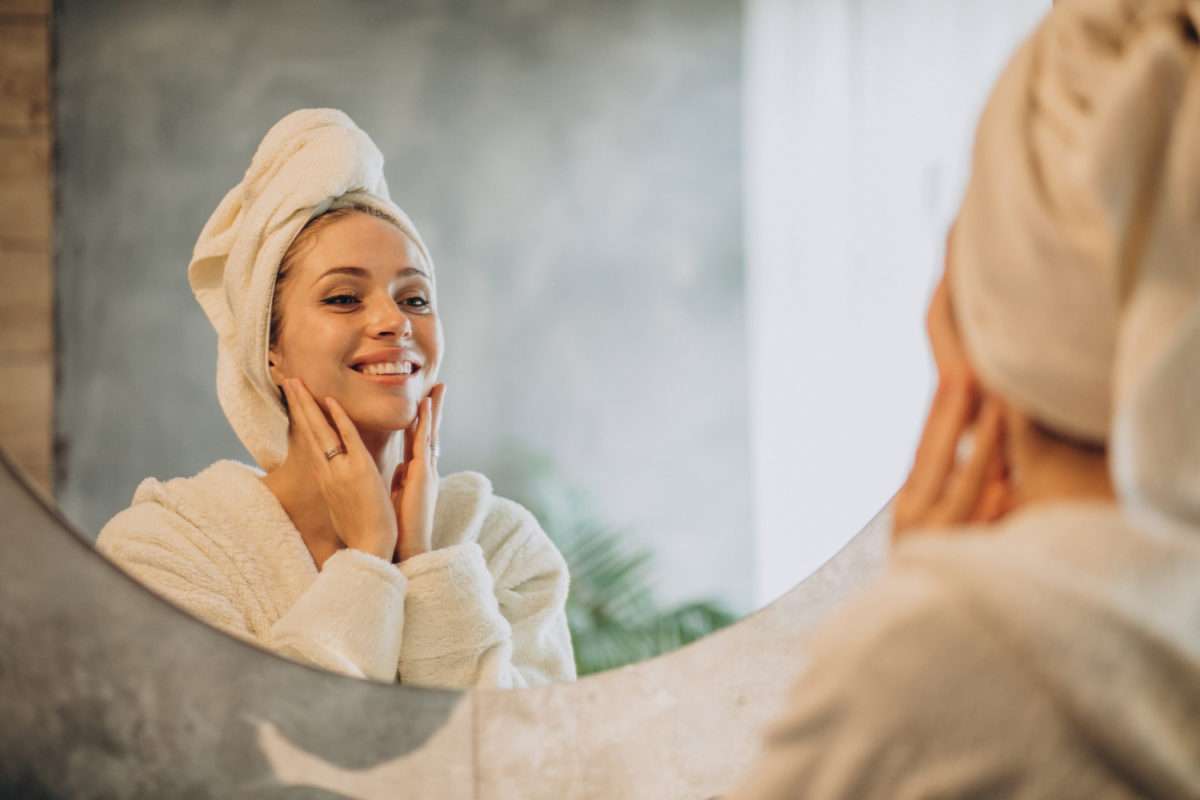 Woman applying Crème Dermopurifiante moisturizer - daily rituals