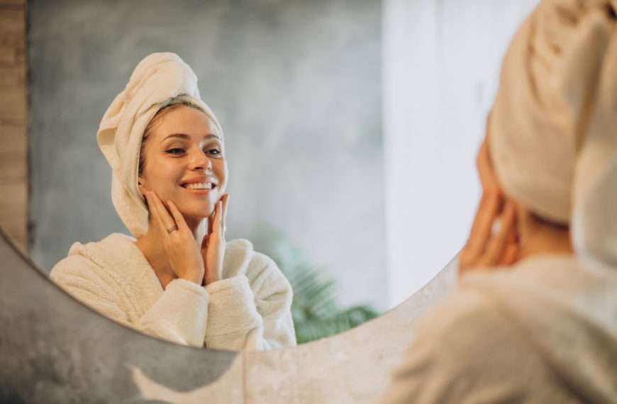 Woman applying Crème Dermopurifiante moisturizer - daily rituals