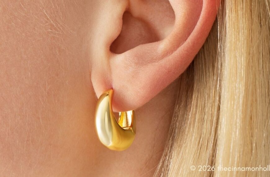 Stylish gold hoop earring with delicate design