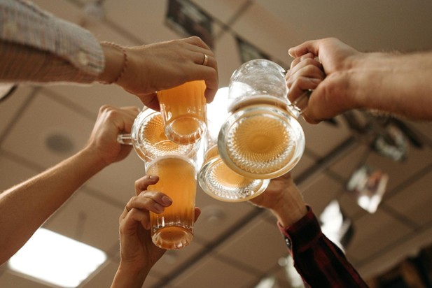mugs of non-alcoholic beer