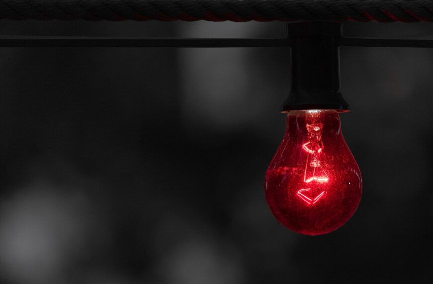 eye-catching decor ideas Living Room - red lightbulb