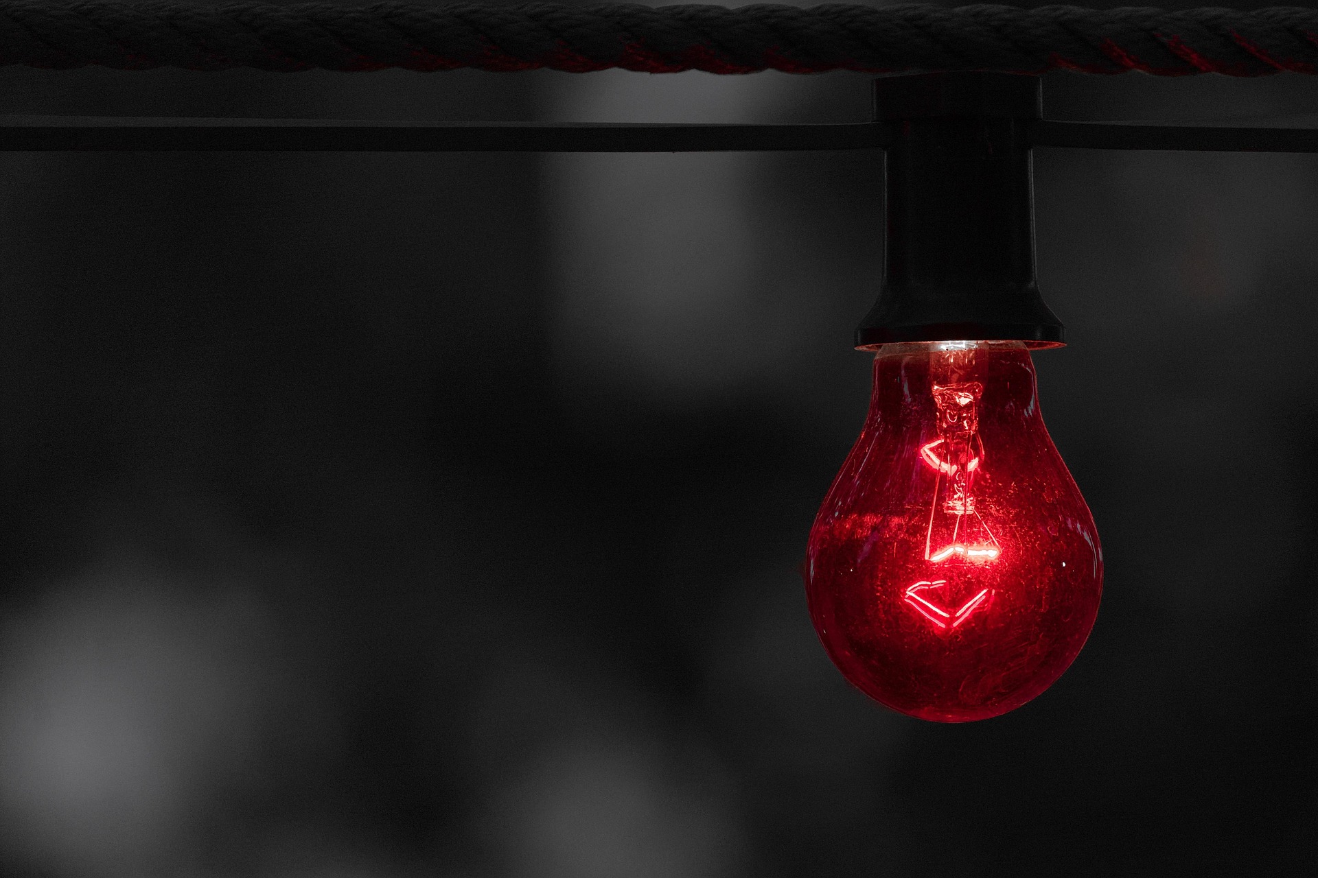 eye-catching decor ideas Living Room - red lightbulb