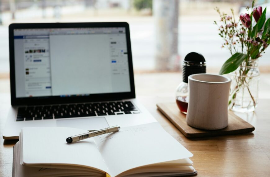 macbook - creating blog content - topic clusters