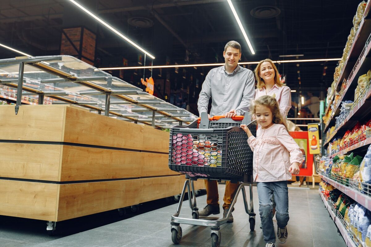 healthier grocery shopping - family shopping for groceries
