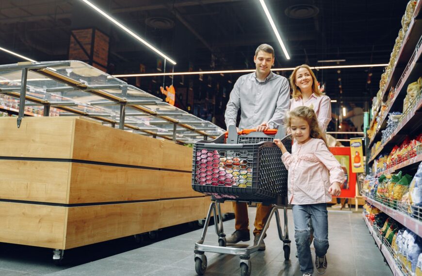 healthier grocery shopping - family shopping for groceries