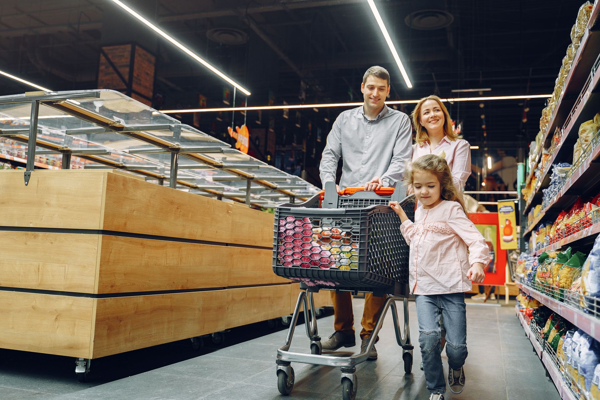 healthier grocery shopping - family shopping for groceries