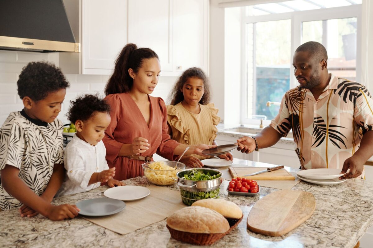 Use AI to Plan Family Meals on a Budget - family preparing food together