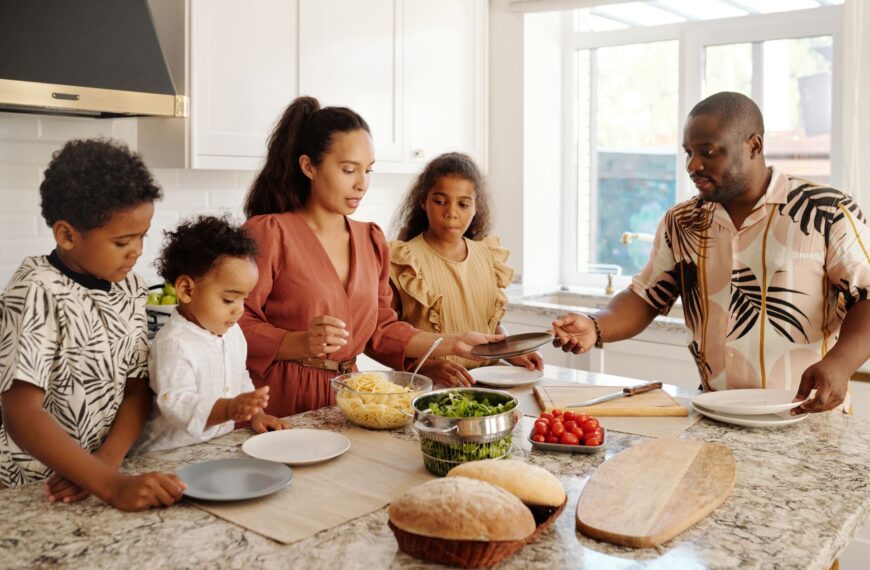 Use AI to Plan Family Meals on a Budget - family preparing food together